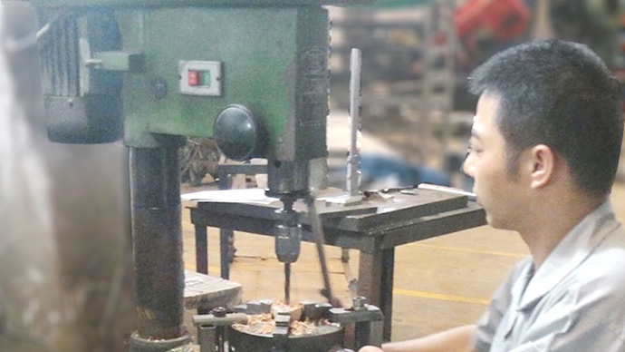 不銹鋼樓梯護(hù)欄生產(chǎn)鉆孔、攻牙