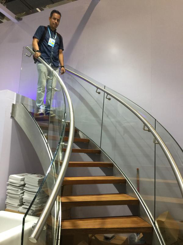 外商被狄姆斯的產(chǎn)品吸引，紛紛爭(zhēng)相與之合影