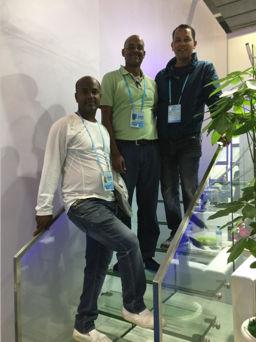 外商被狄姆斯的產(chǎn)品吸引，紛紛爭(zhēng)相與之合影2