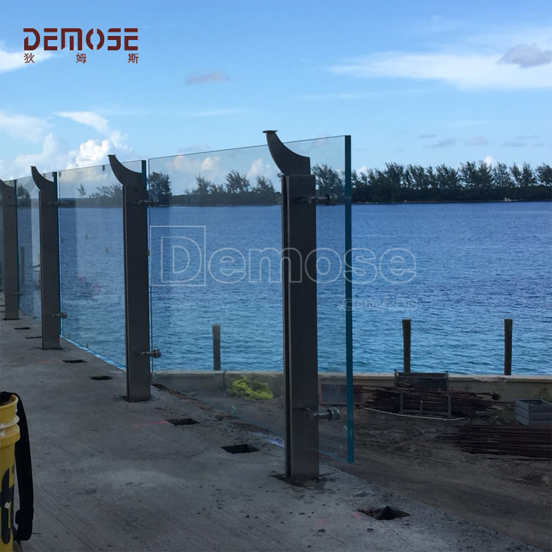 拿騷公寓玻璃欄桿工程