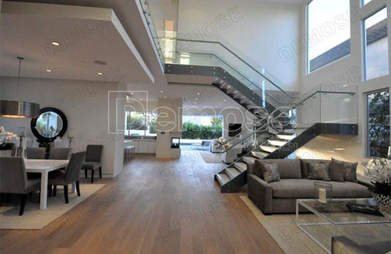 不銹鋼護(hù)欄報(bào)價(jià)多少更合理?廠家有大量常規(guī)現(xiàn)貨嗎