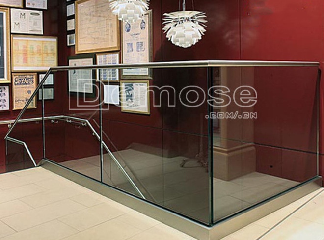 品質(zhì)過(guò)硬：玻璃欄桿鋁合金地槽的持久性與耐用性