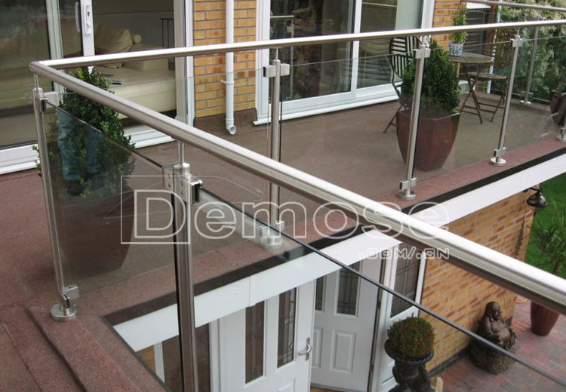 定制陽臺玻璃護(hù)欄：個性化設(shè)計的時尚選擇