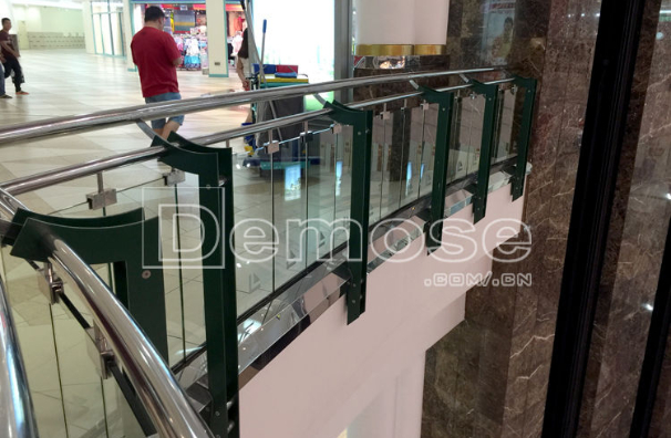 商場玻璃欄桿與樓梯設(shè)計的結(jié)合