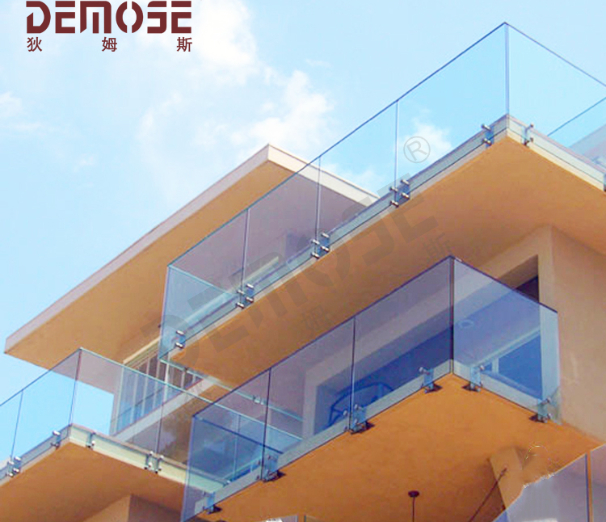 室外玻璃欄桿設(shè)計(jì)靈感：打造現(xiàn)代建筑的獨(dú)特風(fēng)采