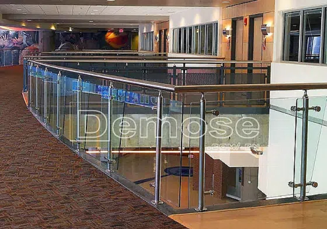 不同風(fēng)格建筑中玻璃欄桿的適配性探討