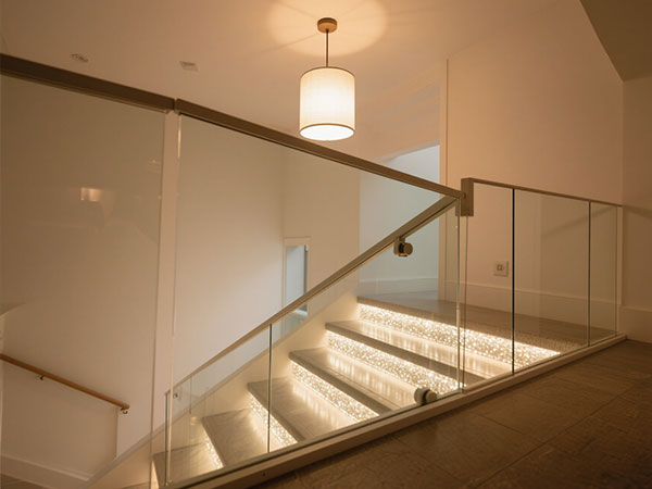 帶玻璃面板的樓梯:現(xiàn)代空間的通透美學(xué)與安全設(shè)計(jì)