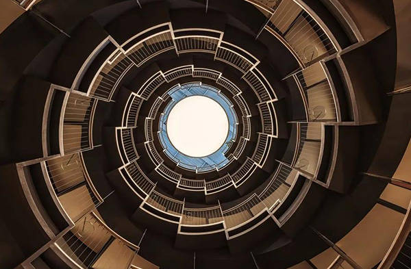 旋轉(zhuǎn)樓梯:在力學(xué)與美學(xué)間起舞的永恒經(jīng)典